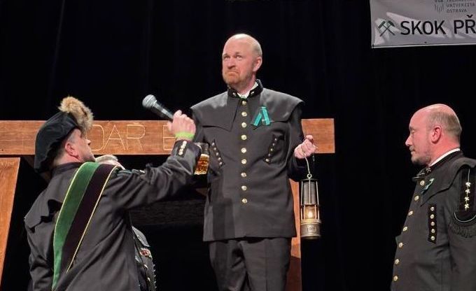 Bruntál ožije hornickými tradicemi - 137. Skok přes kůži