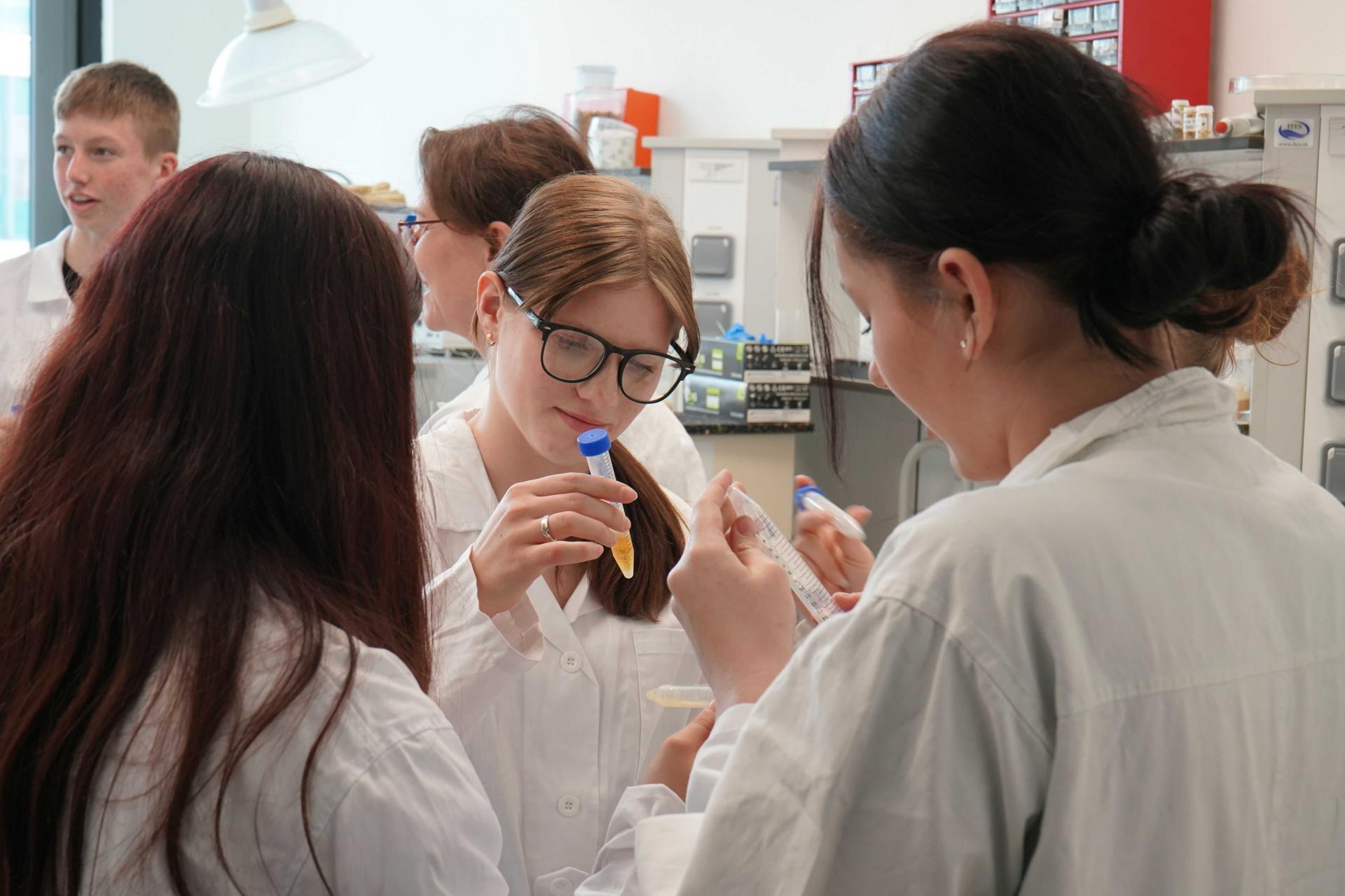 Mladí chemici v akci: Žáci z Albrechtic experimentovali v laboratořích CEET