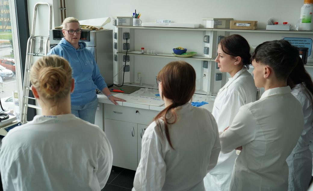 Mladí chemici v akci: Žáci z Albrechtic experimentovali v laboratořích CEET