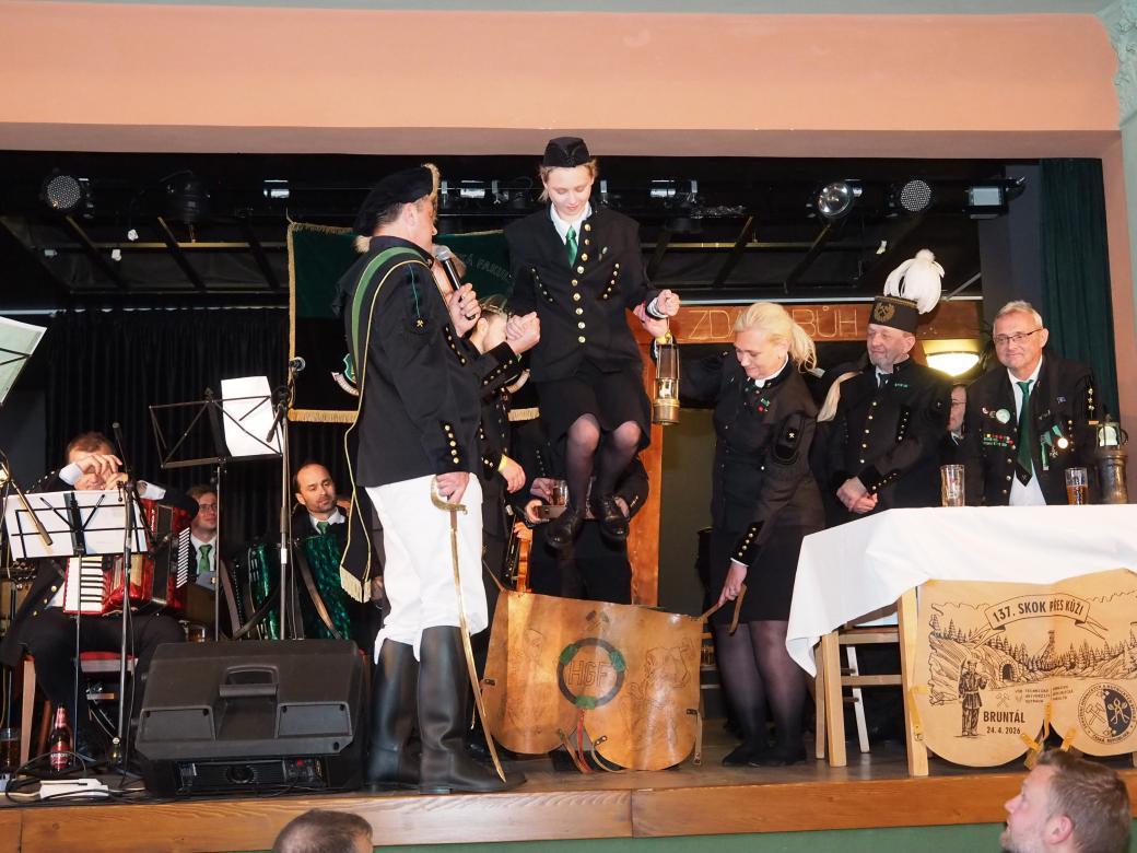 Skok přes kůži v Bruntále opět oživil hornické tradice