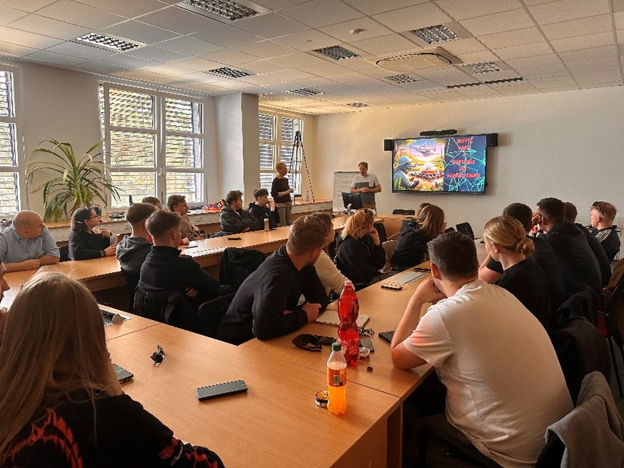Lecture by a practicing expert
