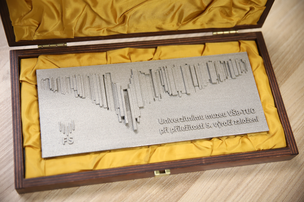 Fakulta strojní předala muzeu unikátní plaketu
