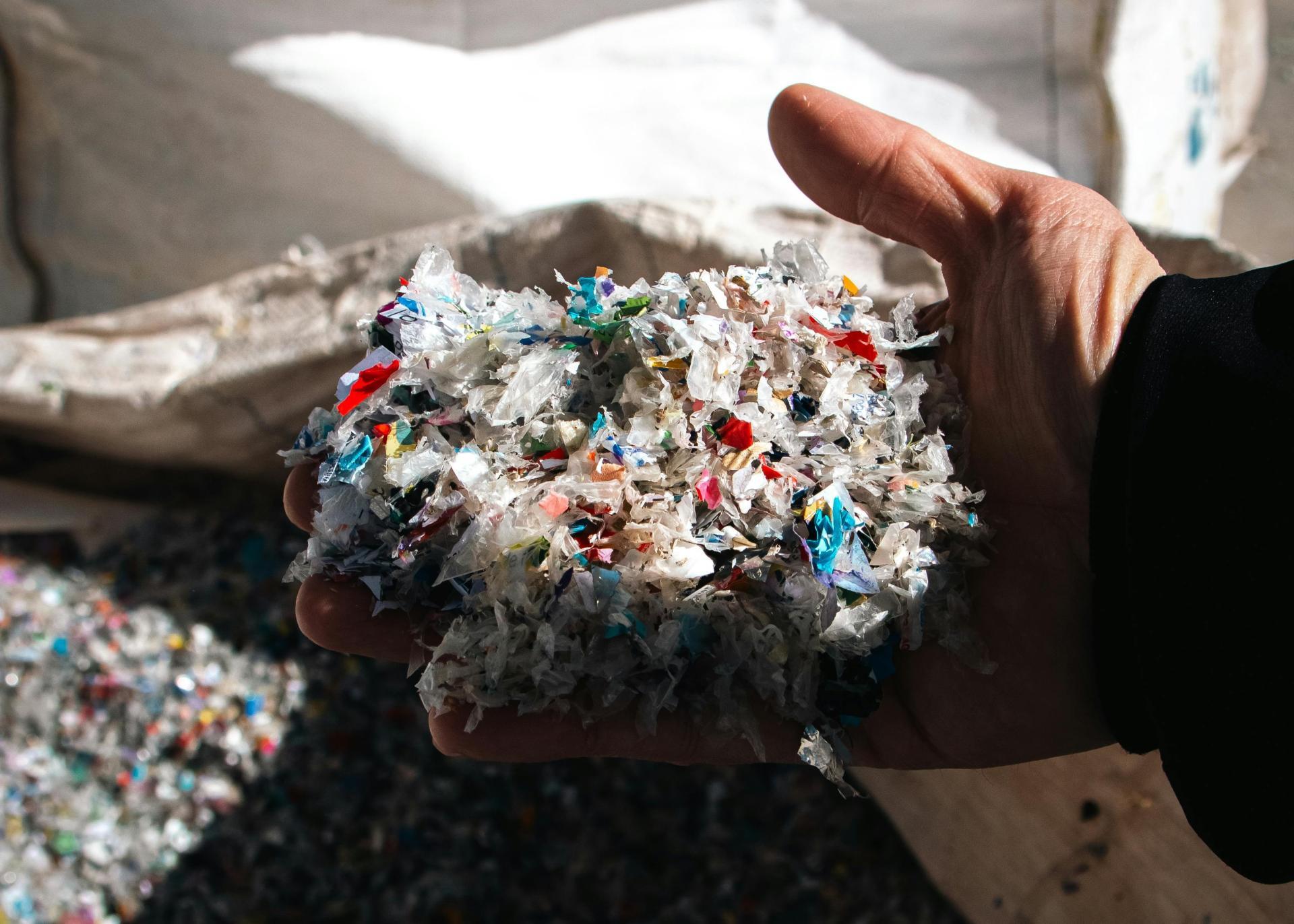 Development of catalysts for co-pyrolysis of biomass and plastic to hydrogen-rich gas