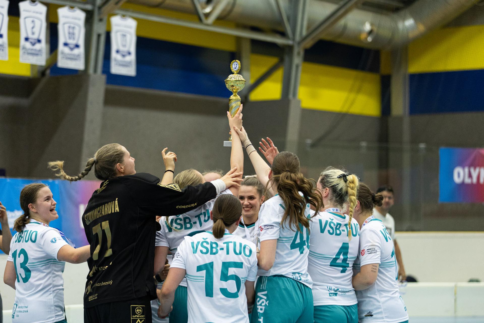 Univerzitní florbalová liga 2025/2026: Mistrovský titul pro ženy a skvělé stříbro pro muže VŠB-TUO