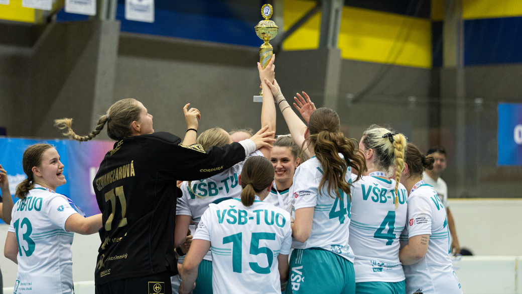 Univerzitní florbalová liga 2025/2026: Mistrovský titul pro ženy a skvělé stříbro pro muže VŠB-TUO