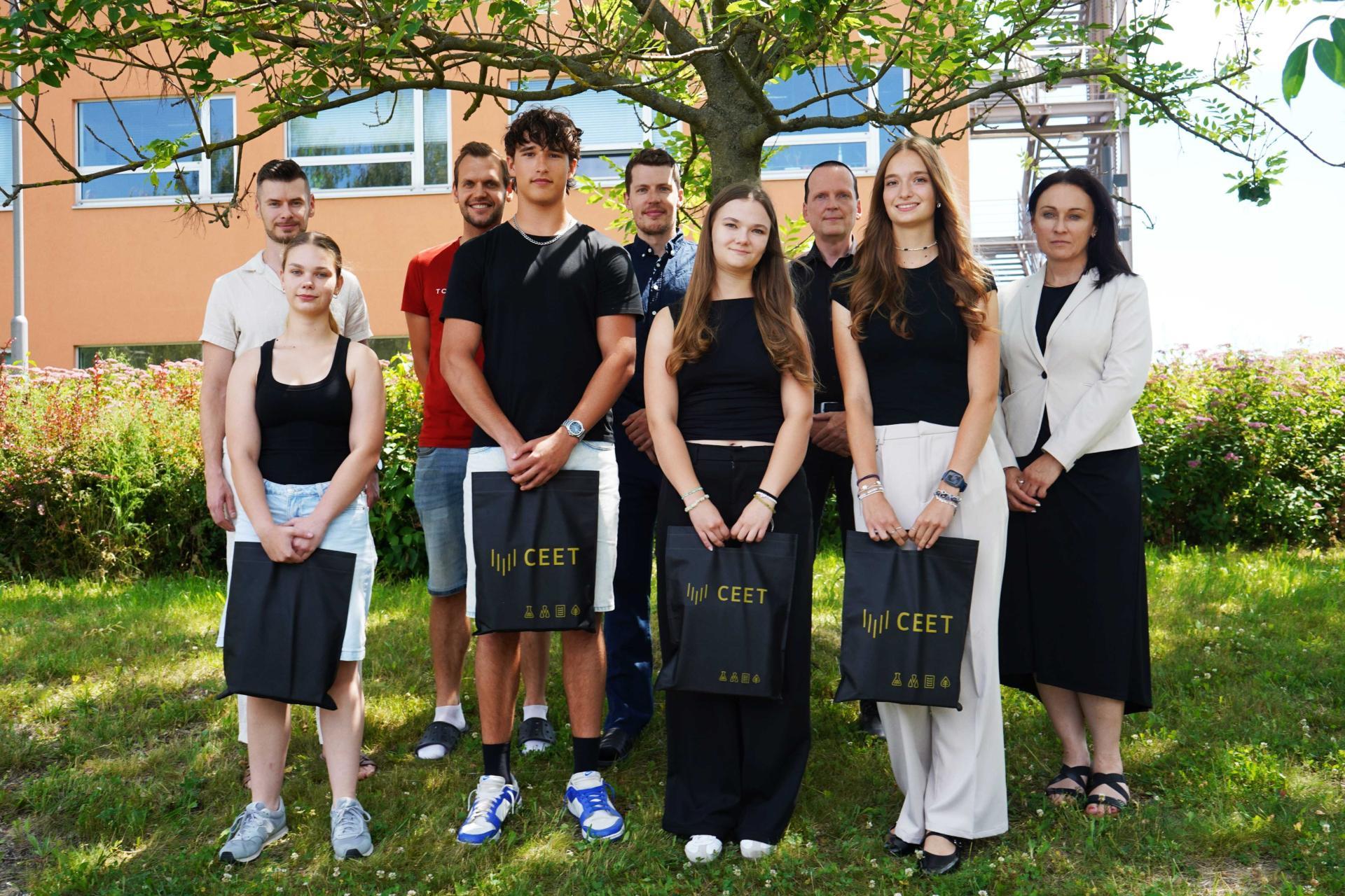 Od toxicity 3D tisku po rozklad antibiotik: měsíční stáž budoucích maturantů v CEET