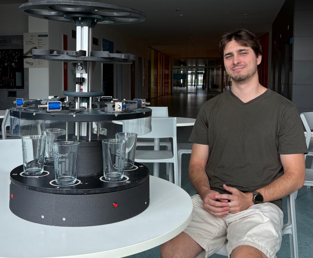 Oceněná diplomová práce: Dalibor Slíva navrhl automatizovaný výrobník nápojů DrinkMaker
