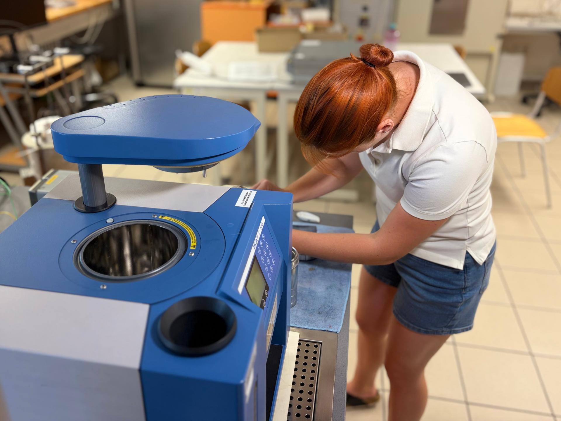 Jiskra, nedopalek nebo horký výfuk. Vědci ukazují, jak snadno vzniká letní požár 