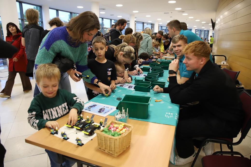 Noc vědy na VŠB-TUO přilákala tisíce návštěvníků. Kampus ožil vědou, technikou i zážitky