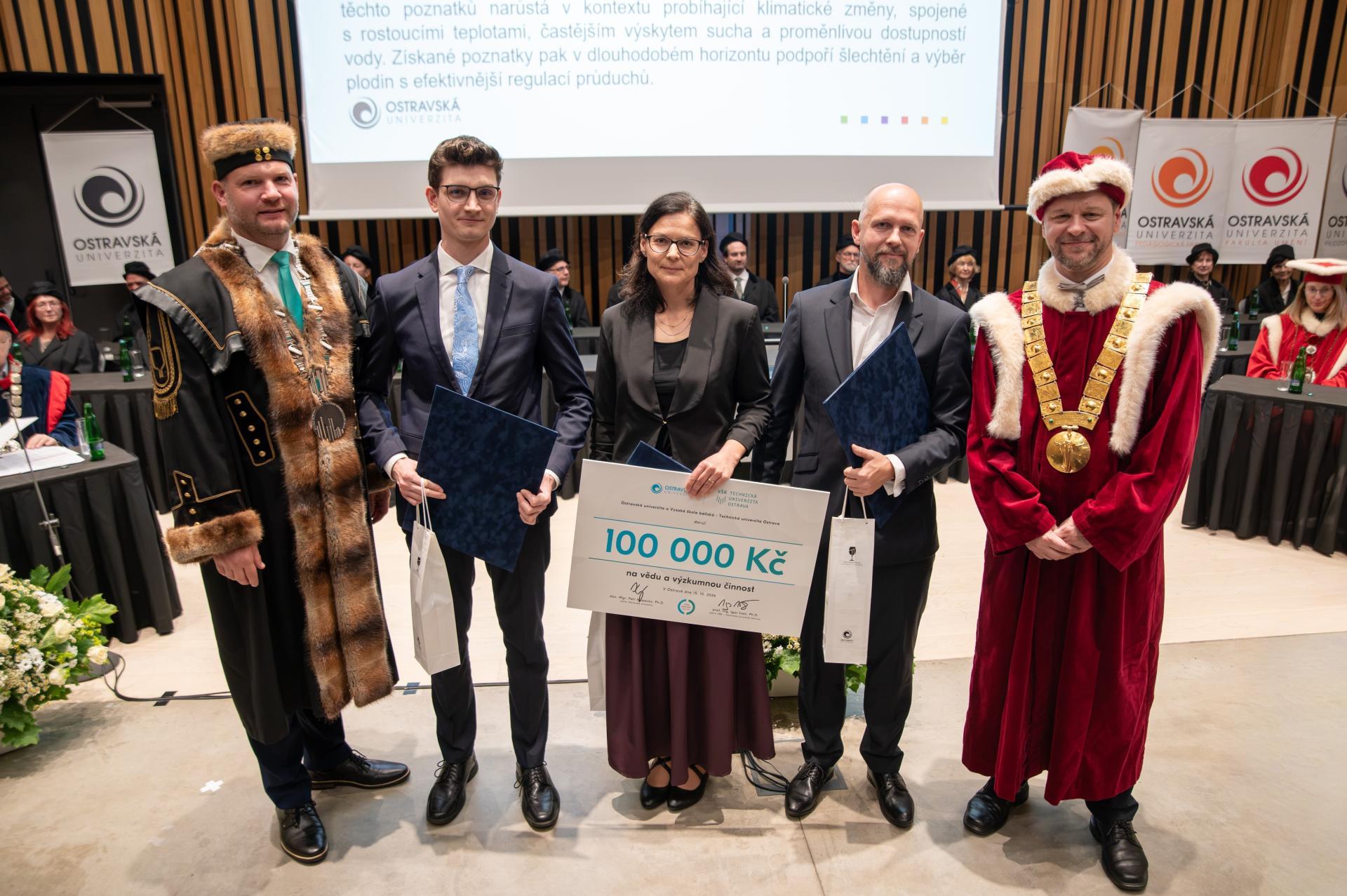 Cenu rektorů ostravských univerzit obdrželi vědci, kteří zkoumají, jak rostliny hospodaří s vodou 