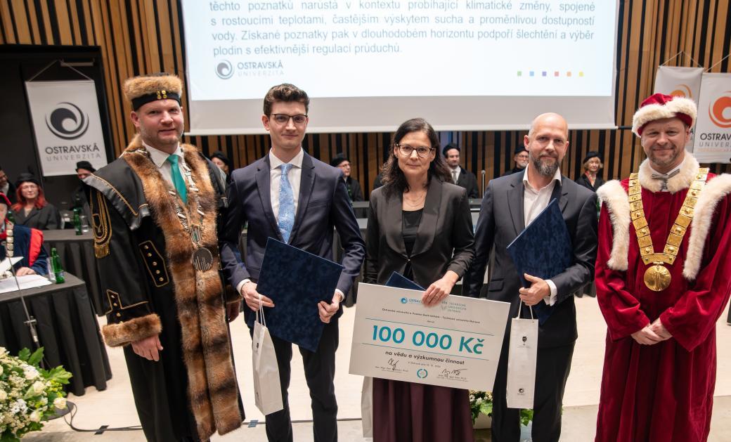 Cenu rektorů ostravských univerzit obdrželi vědci, kteří zkoumají, jak rostliny hospodaří s vodou 